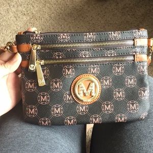 NWOT Mia K. Farrow crossbody purse